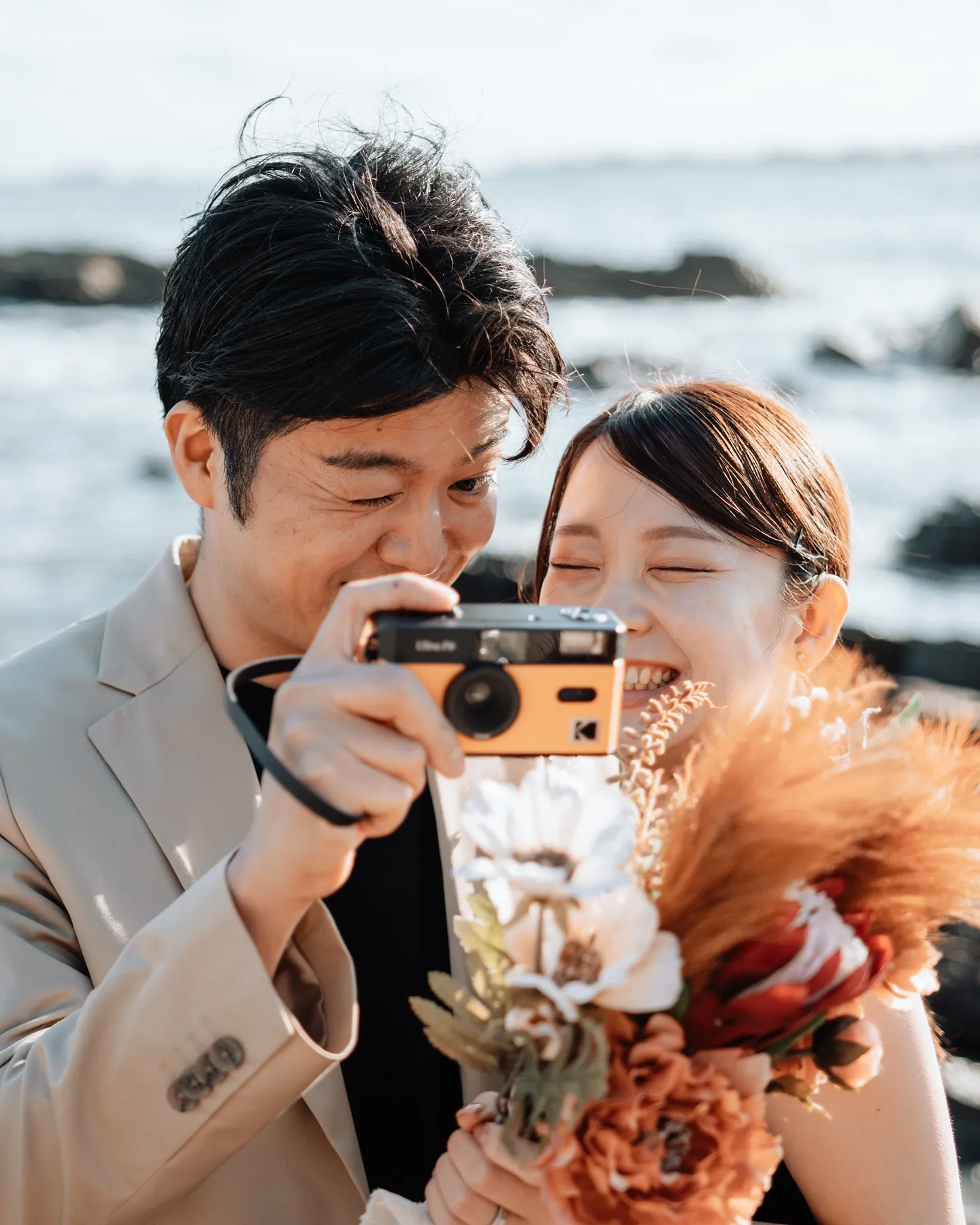 海辺でのロケーションフォトの1コマ。